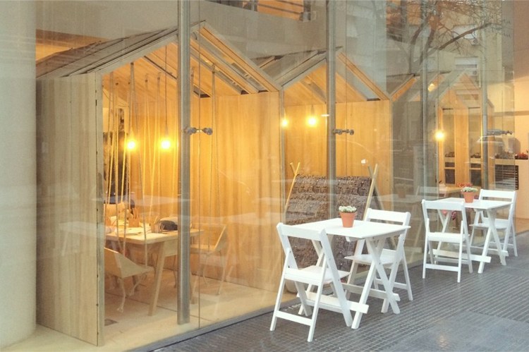 restaurante com balanços móveis brancos café design moderno