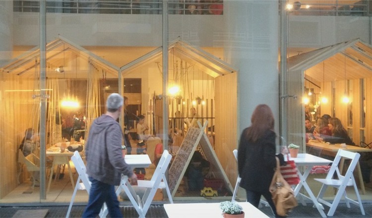 restaurante com baloiços vitrine externa argentina
