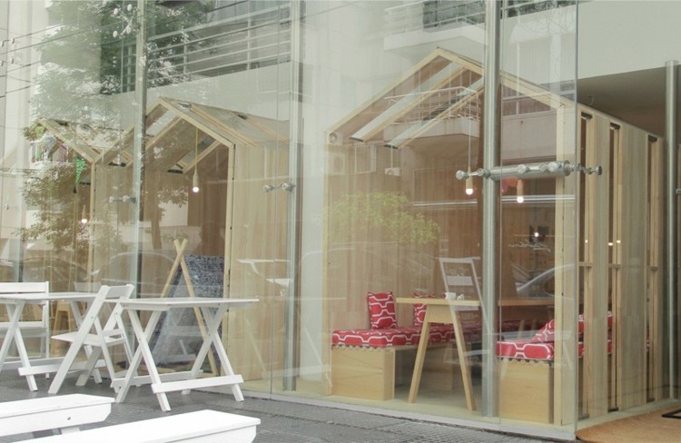 restaurante com vidraça de balanços na área de estar poslter móveis de madeira vermelha