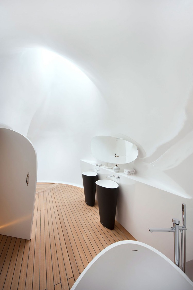 banheiro-branco-formas-orgânicas-madeira-pranchas-telhado-colunas de lavagem