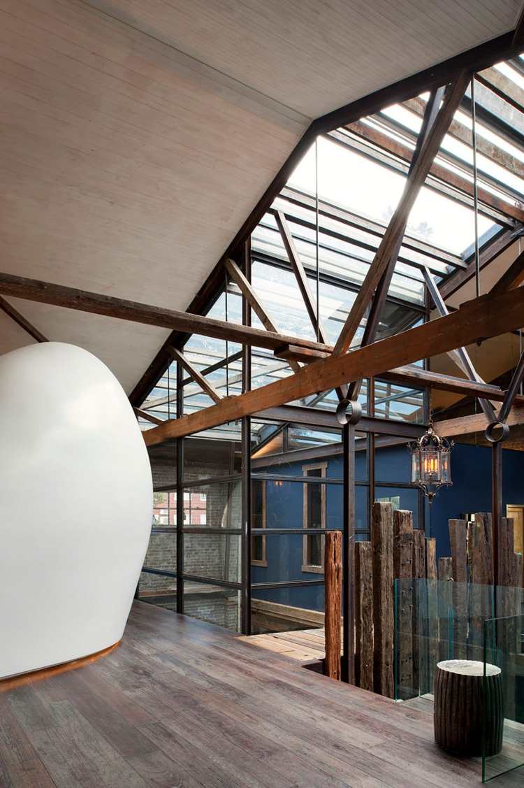 retro-look-industrial-design-steel-viga-skylight-modern-glass railings