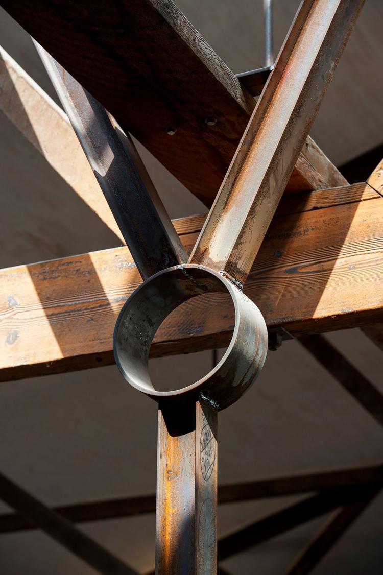 retro-look-industrial-design-detail-steel-beam-wood-beam-loft