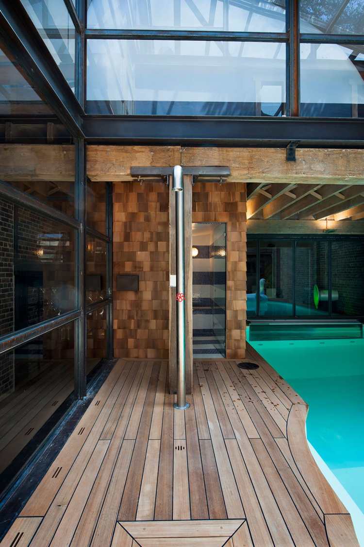retro-look-industrial-design-pool-outdoor-shower-pranchas de madeira