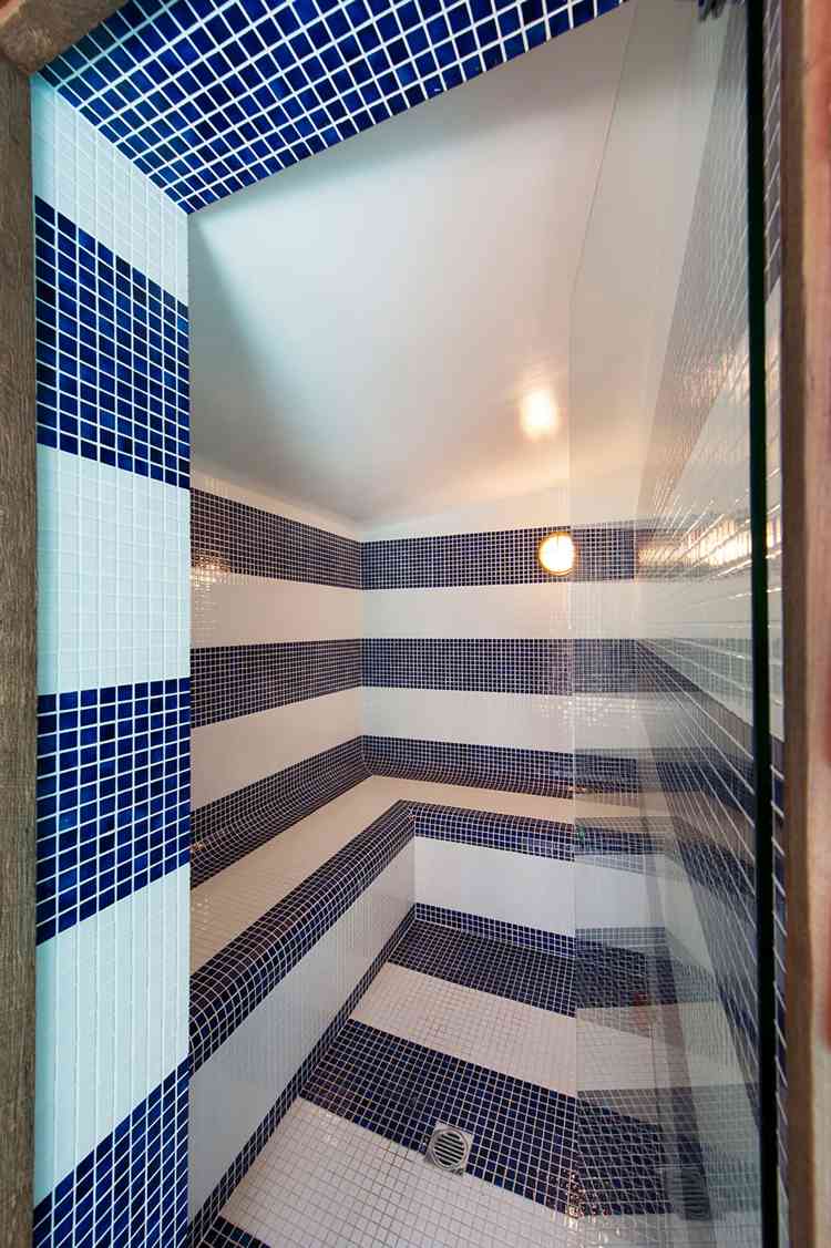 retro-look-banho de vapor-banheiro-mosaico-azulejos-branco-azul