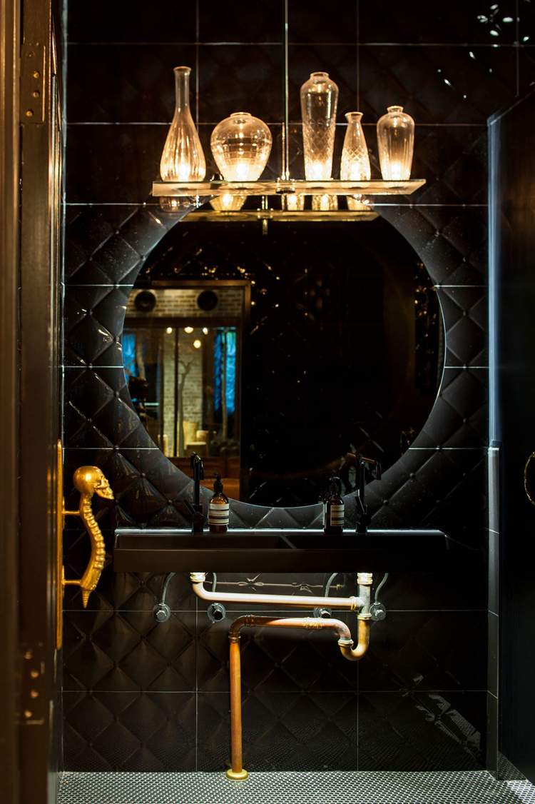 retro-look-industrial-design-bathroom-black-gold