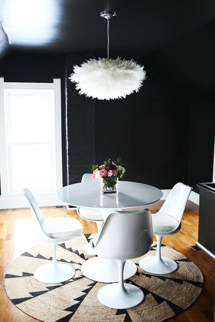 retro-look-design-classics-white-black-wall-color-tulipe-table