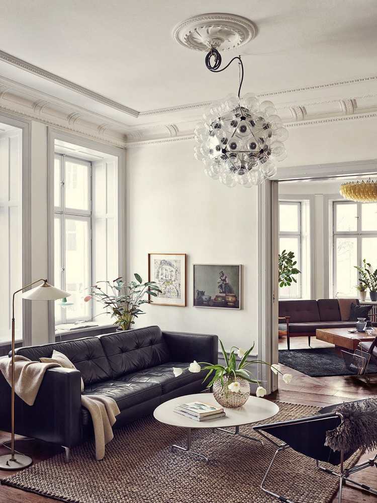 retro-look-design-classic-black-white-leather-couch-lamp