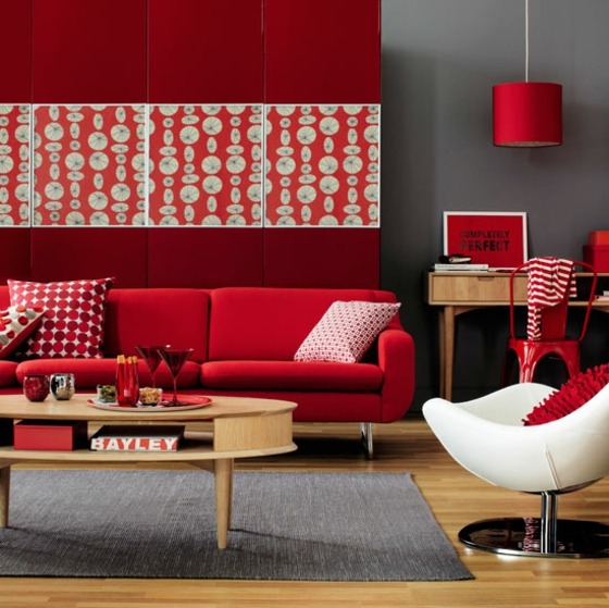 Sofá de couro com temática de parede vermelha e estilo vintage