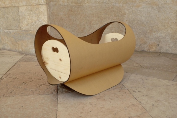 modelo simples de design de berço de bebê lulla feito de materiais reciclados
