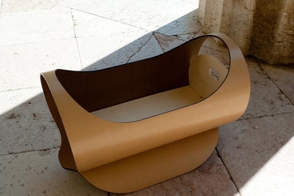 design de berço de bebê lulla marrom claro feito de materiais reciclados