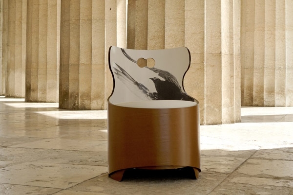 design de poltrona tonda marrom branco feito de materiais reciclados
