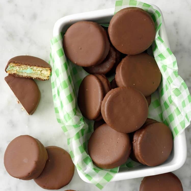 Cookies não assados ​​- sanduíche de biscoito com cobertura, menta e chocolate