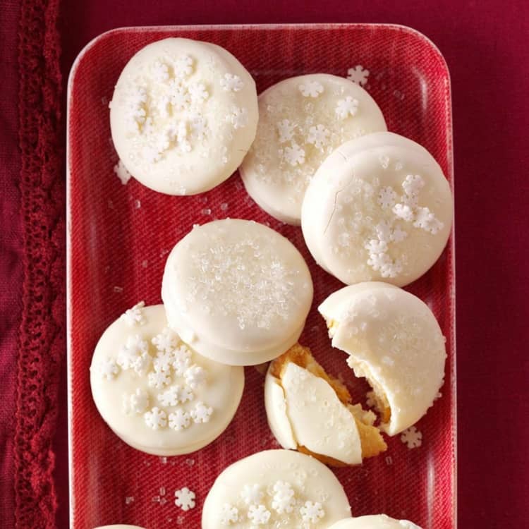 Prepare biscoitos de limão com granulado em forma de floco de neve para o Natal