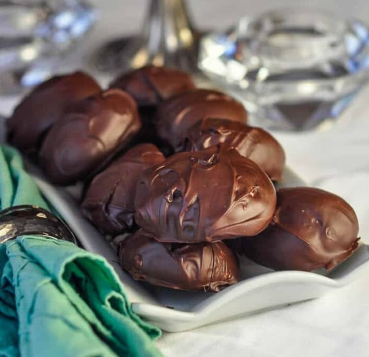 Cookies de chocolate com coco ralado como biscoito sem assar para o café