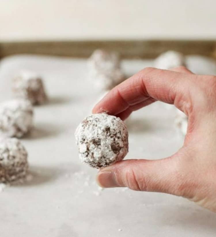 Prepare bolas de chocolate vegan para o Natal
