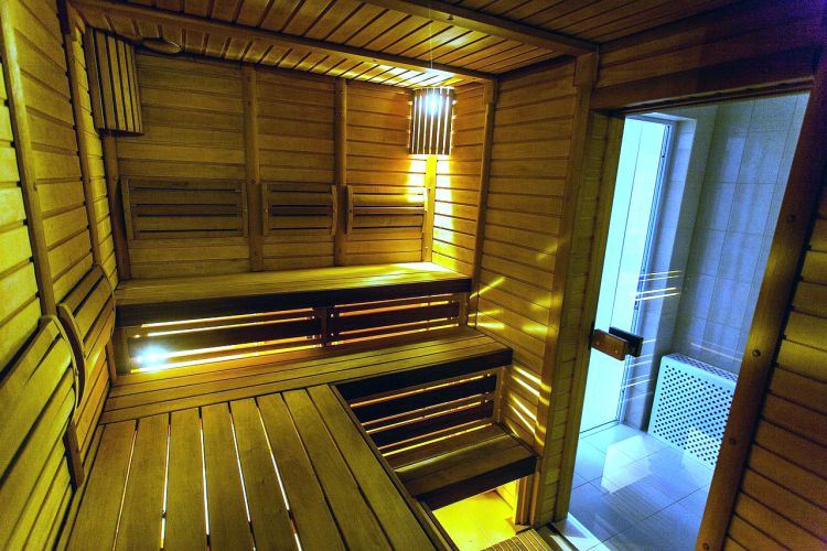 Sauna adequada, saúde, suor, cura, material de madeira, tradicional