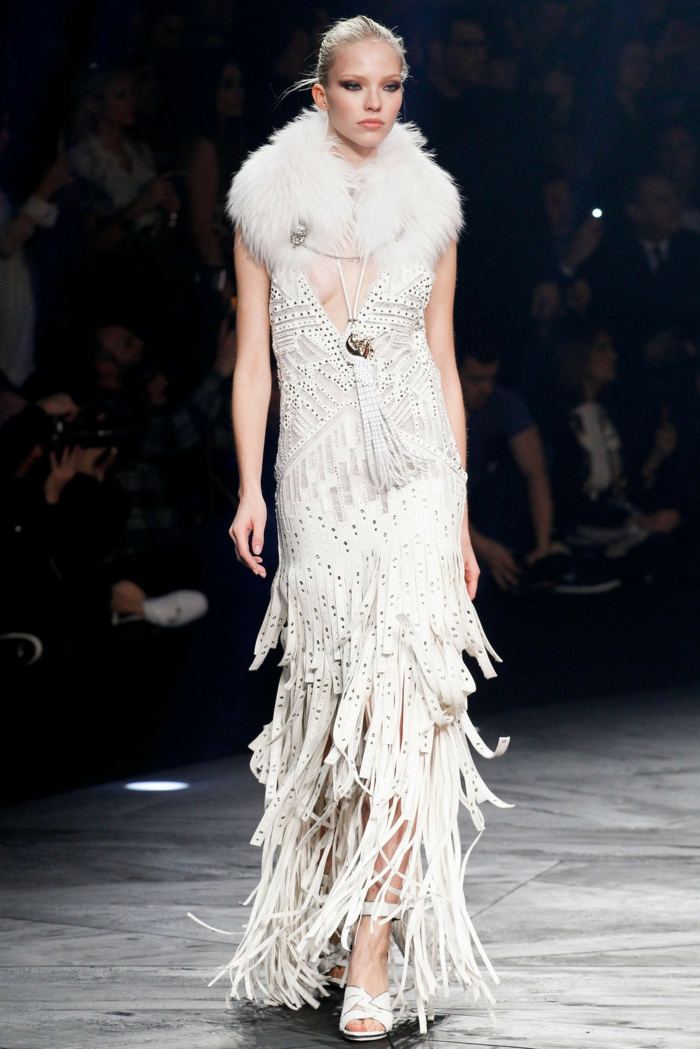 vestido branco com gola de pele de elementos têxteis