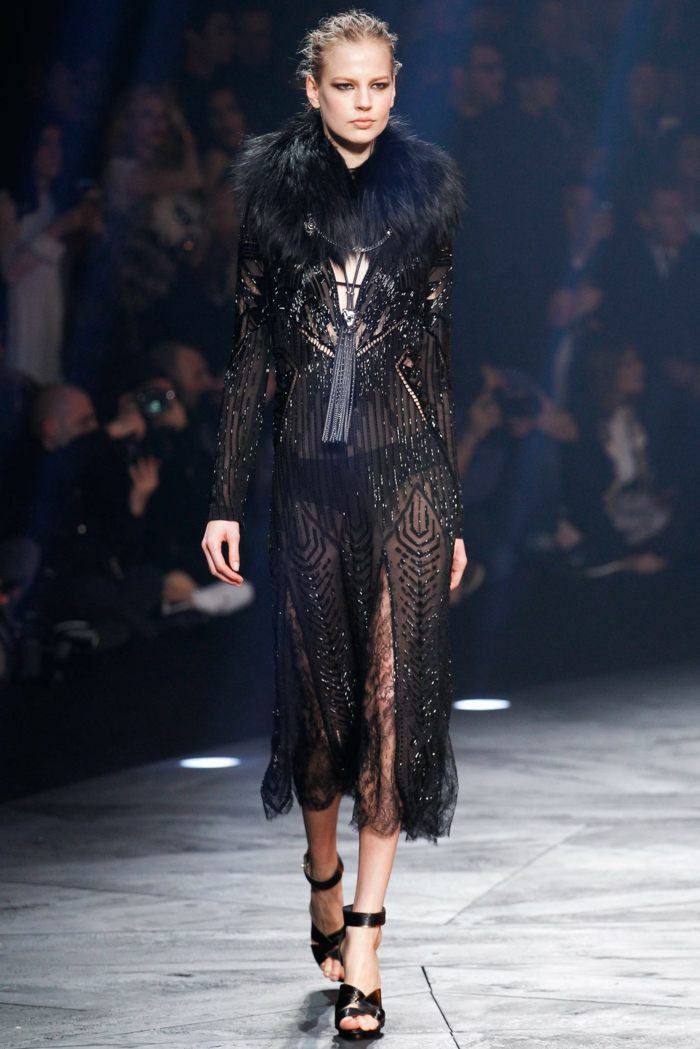 vestido transparente com babados com babados decorados
