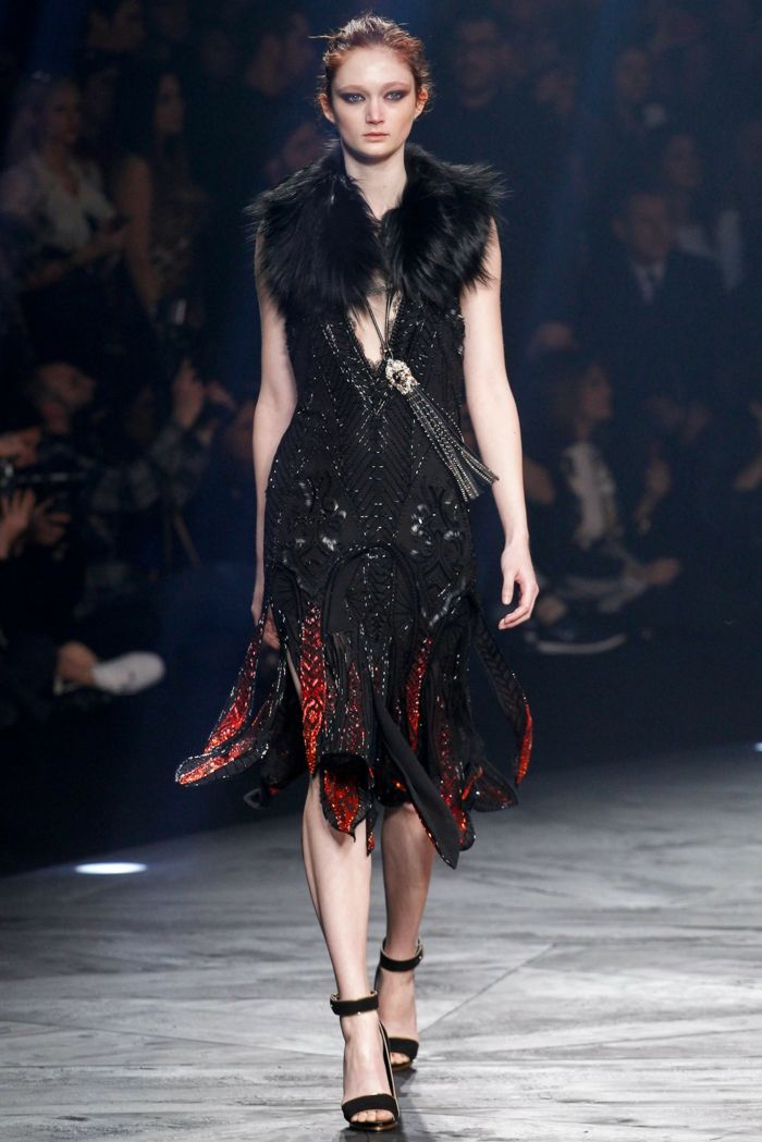 vestido preto com elementos vermelhos
