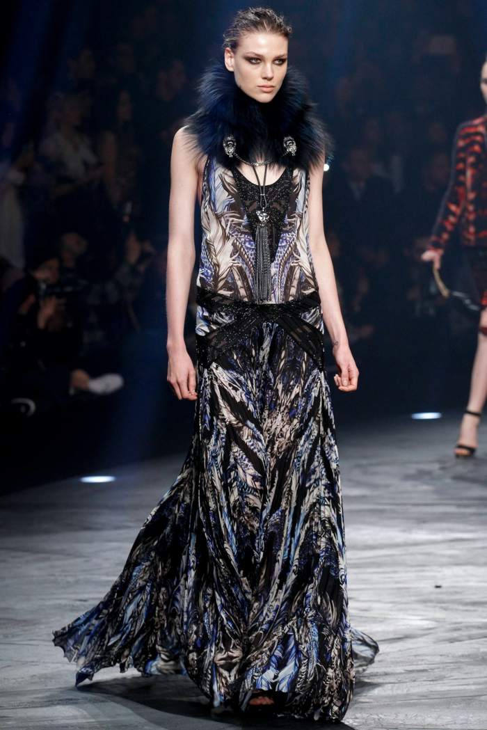 longo-vestido-sem-mangas-azul-elementos