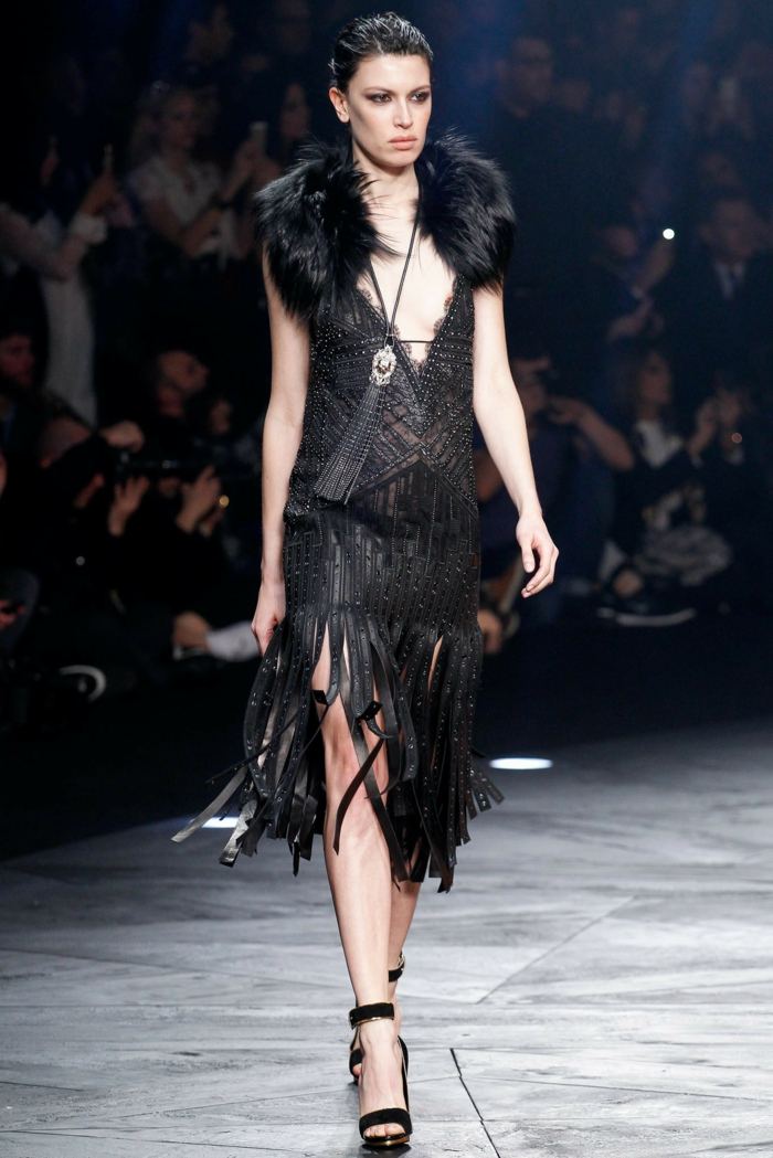 Vestido com babados de couro com decote em V