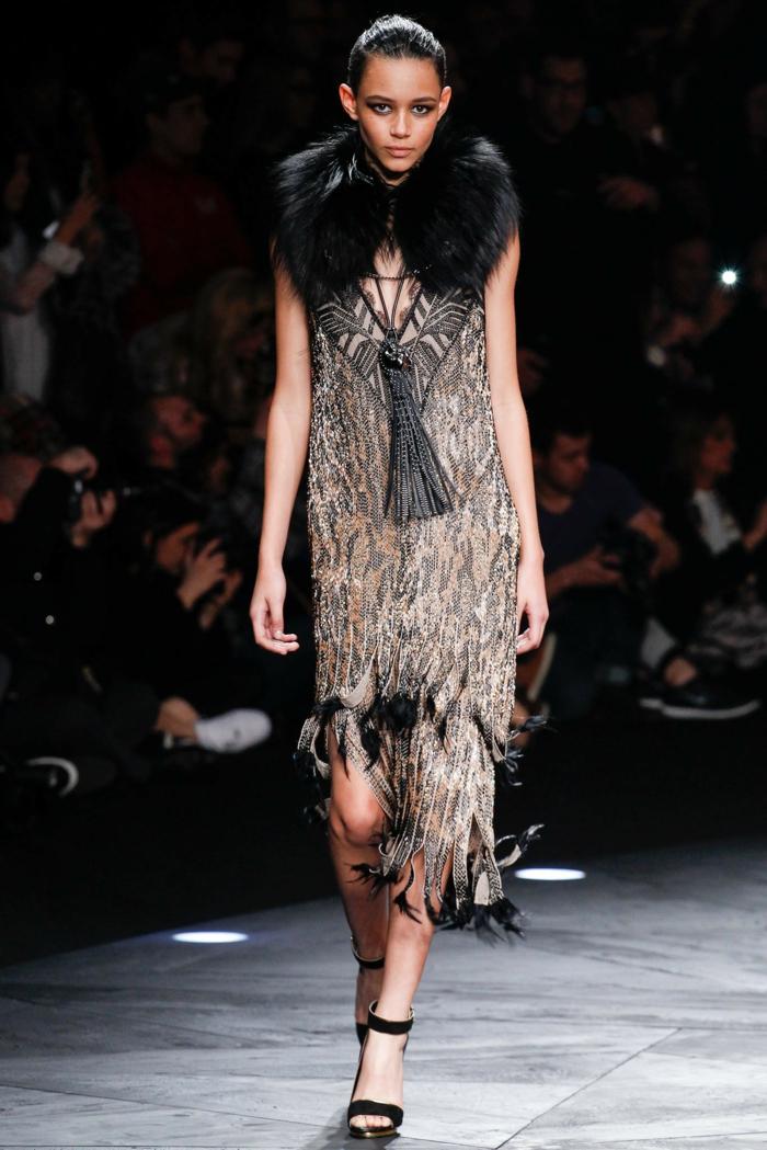 Vestido com estampas de animais com borla grande