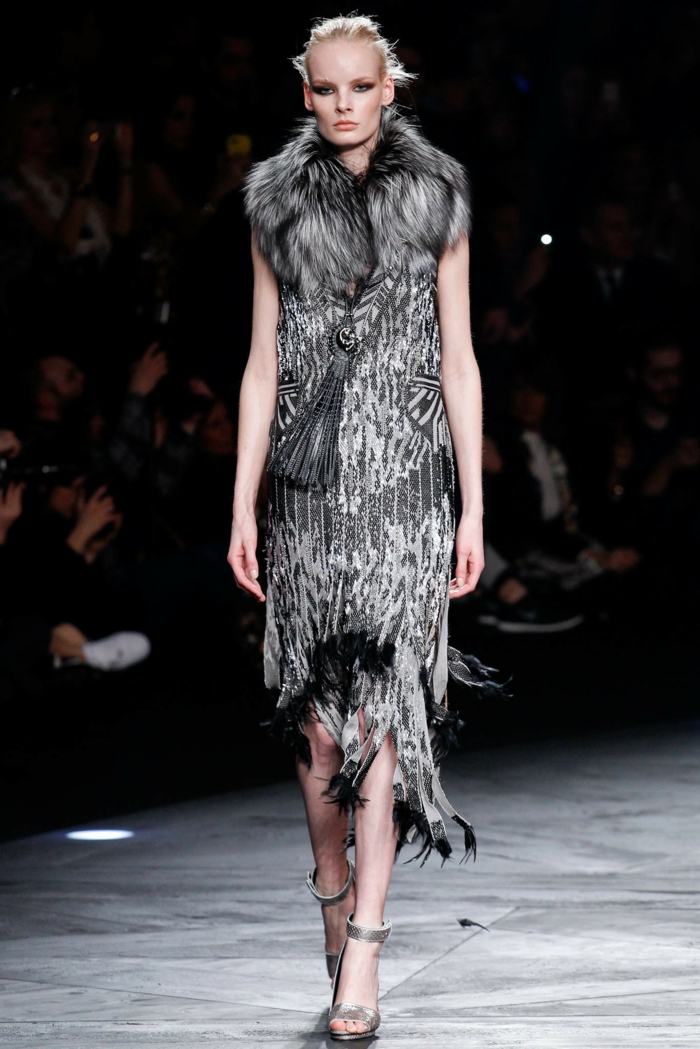 Vestido-com-figuras-gola de pele