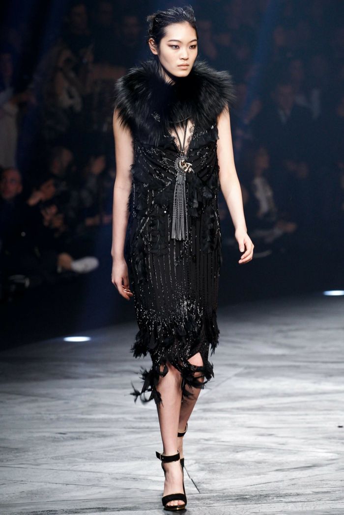 Vestido na altura do joelho com elementos de glitter decorados