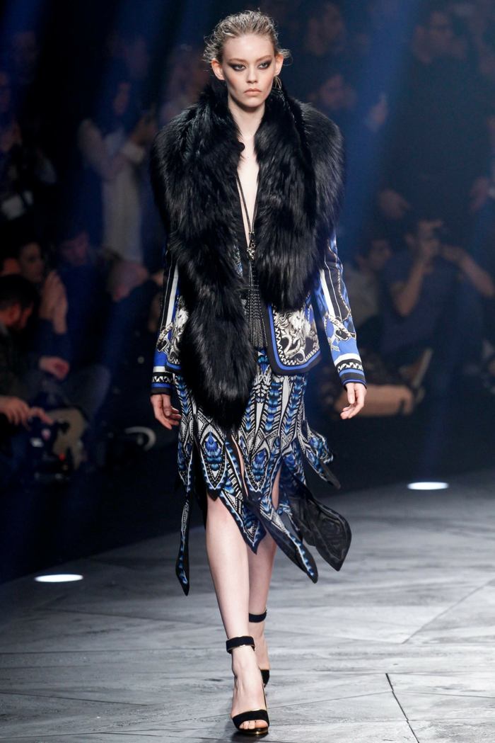 Blazer e saia com estampa de pavão azul