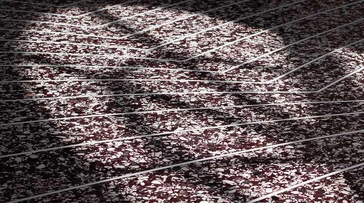 Piso de mosaico branco vermelho nuances de linhas geométricas