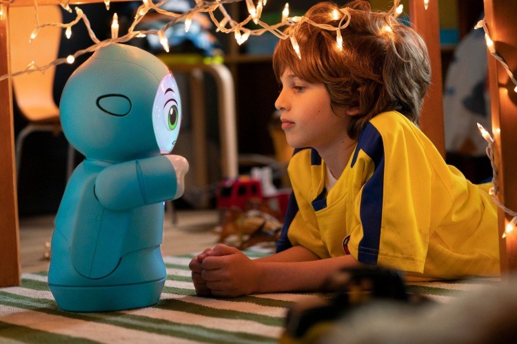 contato visual e verbal entre o menino e seu robô para crianças