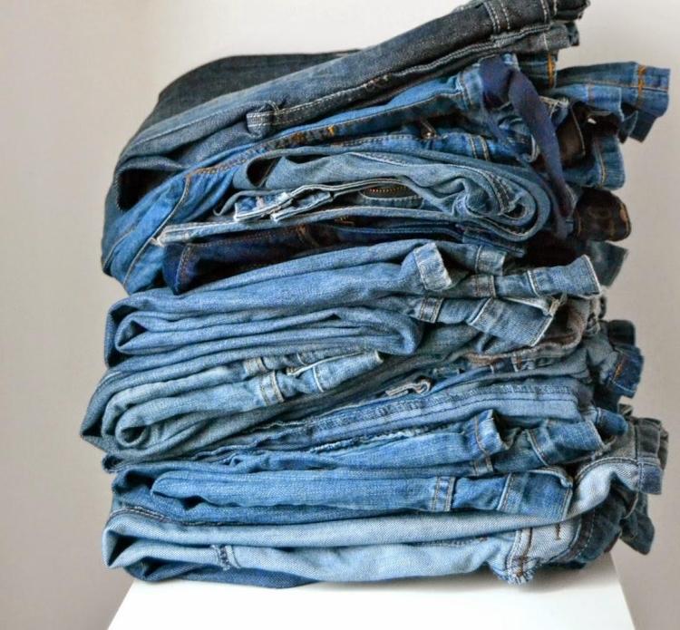 Costurando uma saia de um velho par de jeans -calças-empilhadas-azul-escuro-claro-muitos