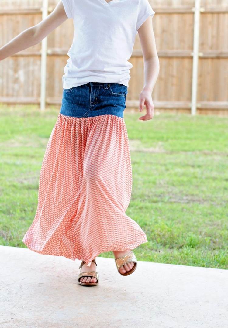 Costurando uma saia com um velho par de jeans -diy-kond-denim-summer-maxi-red-white-pattern-sandals