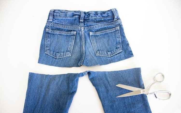 Costure uma saia com um velho par de jeans-corte-medida-tesoura-azul-diy