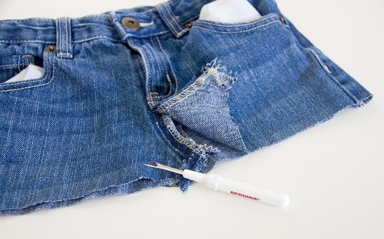 Costure uma saia com um velho par de jeans-frente-separar-desmontar-linha-ferramenta-faça-você-mesmo