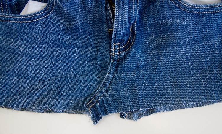 Costurando uma saia com um par de jeans velho-denim-tecido-canto-corte reto-diy