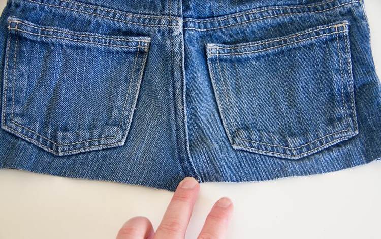Costure uma saia de um velho par de jeans-costure-junto-atrás-costure-tecido-calça-bolsos-faça-você-mesmo