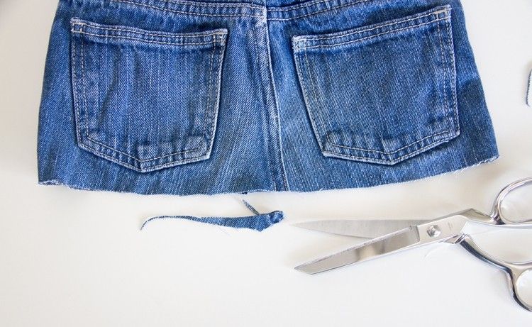 Saia-e-jeans-velho-costure-tesoura-corte-azul-faça-diy-consertar
