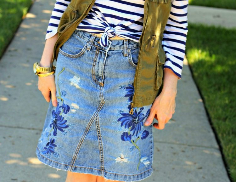 Costurando uma saia com um velho par de jeans - roupas de primavera-verão com estampa de flores