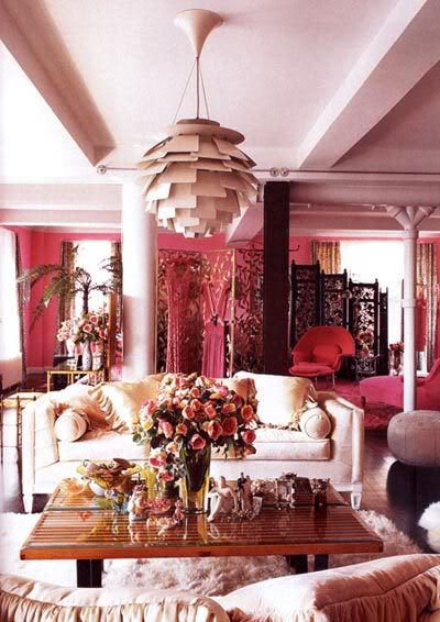 Sala de estar rosa por Betsey Johnson