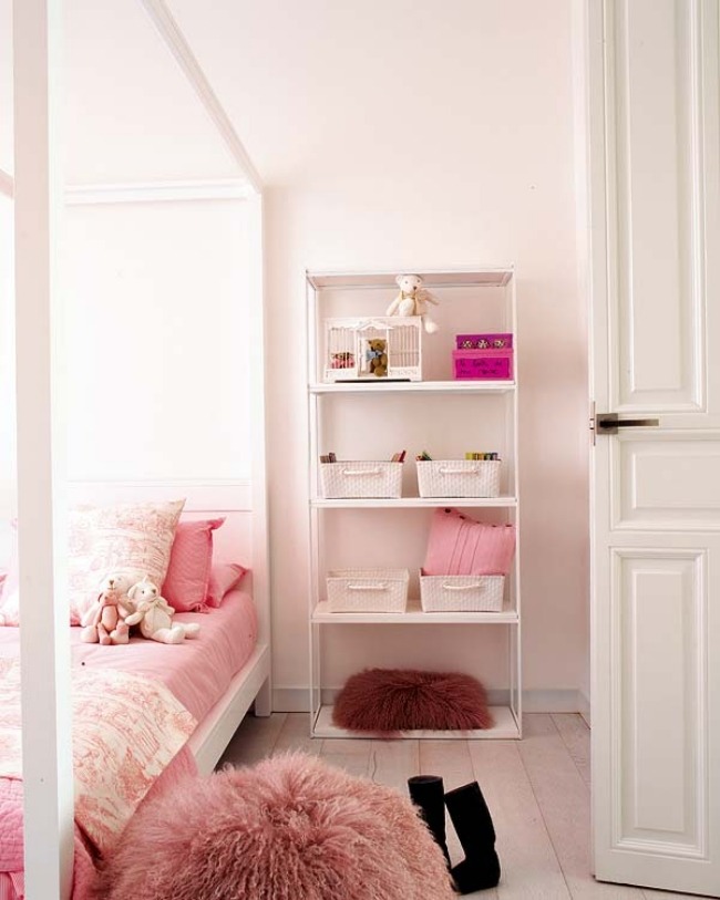 quarto infantil rosa pequena princesa em pé prateleira pufe de lã