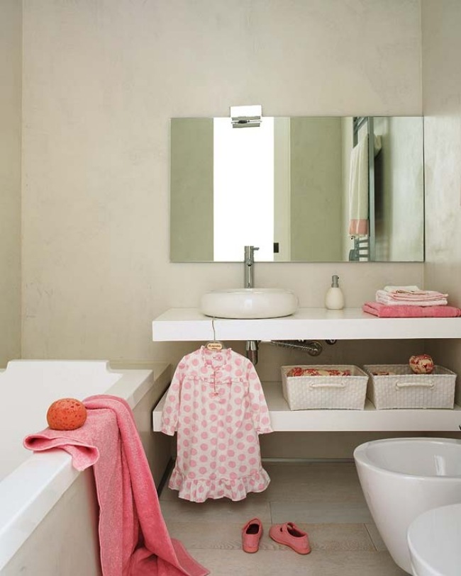 quarto infantil com casa de banho equipamento completo adaptado à altura da criança