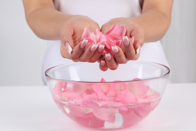 Faça você mesmo os cosméticos naturais de pétalas de rosa Rosensasser para cuidados com as mãos