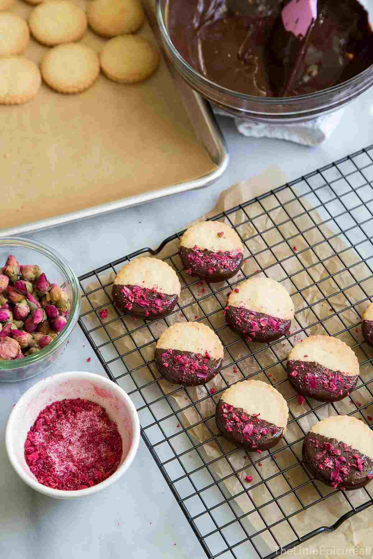 Biscoitos com água de rosas e receita de chocolate Fácil de assar Biscoitos de Natal