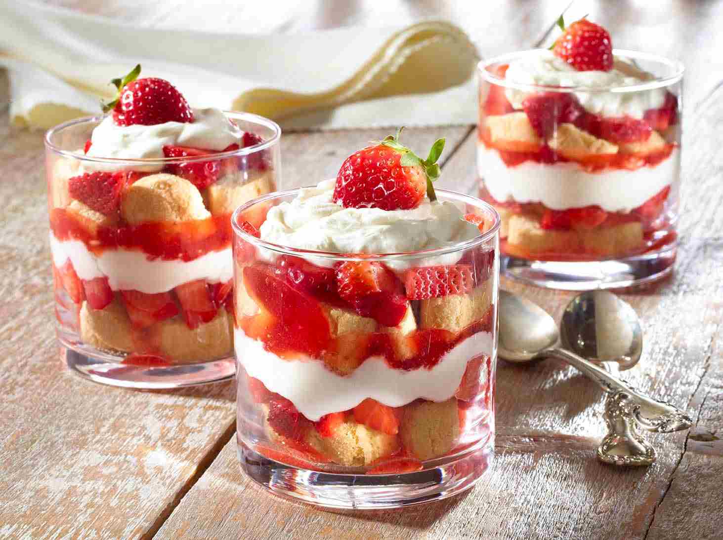 Faça você mesmo água de rosas Tiramisu de morango em uma receita de vidro