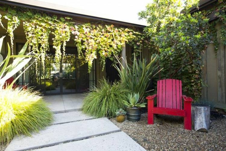 vermelho na cadeira de jardim-acento-terraço-seixos-plantas penduradas-concreto-lajes de terraço