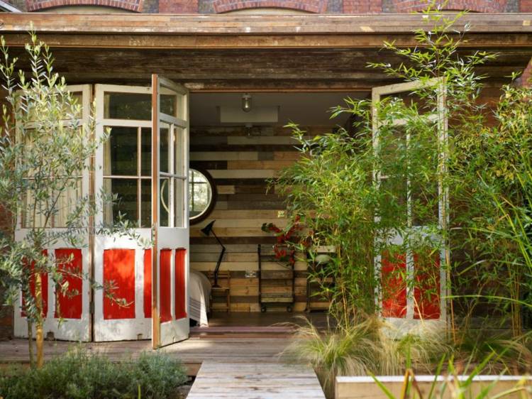 vermelho-jardim-atraente-deco-pobre-portas-madeira-acento-janelas