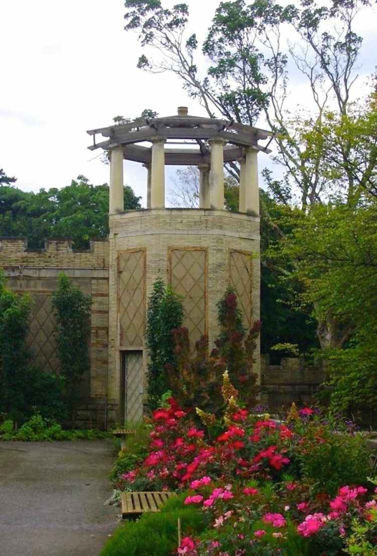 red-garden-romantic-garden design-bench-wooden-tower-escalando plantas