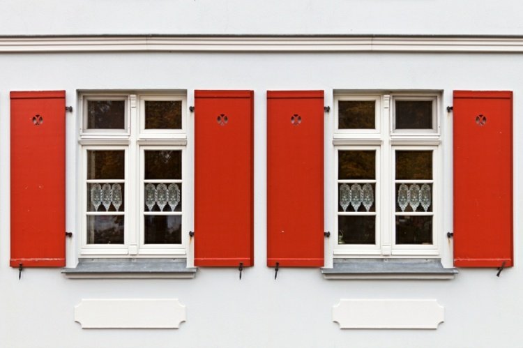 vermelho-jardim-venezianas-ideia-rústico-atraente-casa-branca-fachada-janela