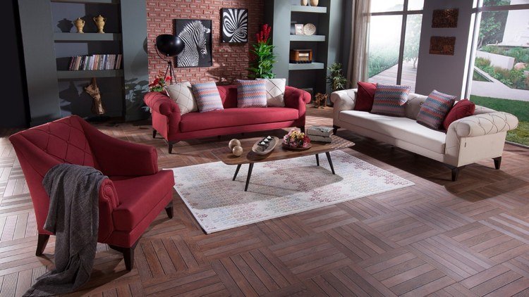 Cor vermelha da parede do sofá - cinza escuro - almofadas claras - creme de carpete